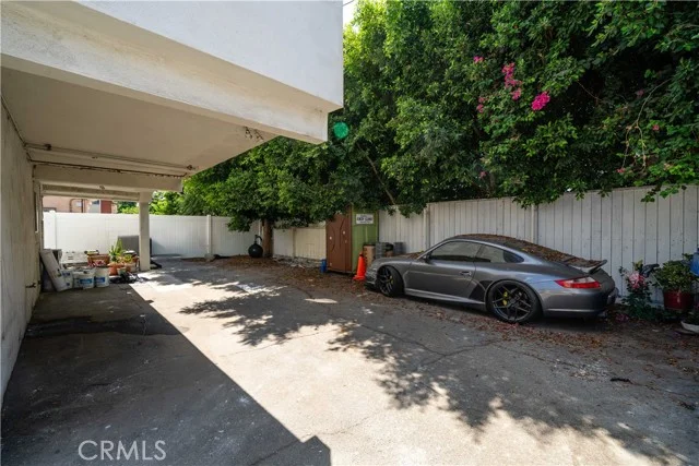 14716 Magnolia Boulevard photo 5