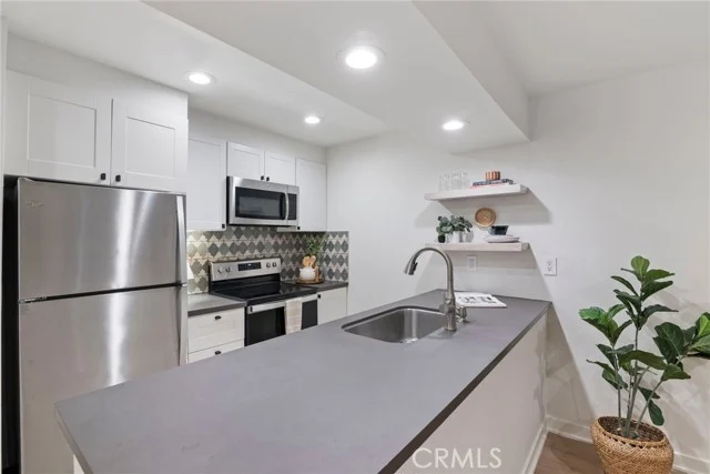750 N Kings Road #111 photo 3