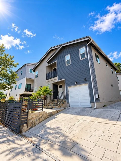 136 N Carondelet photo 2