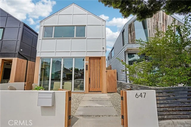 647 Navy Street photo 2