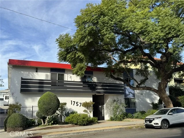 1757 N Kingsley photo 4