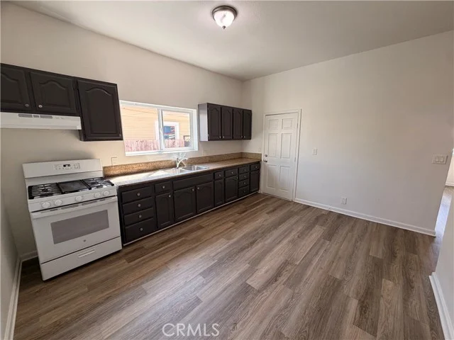 2212 Gates photo 4