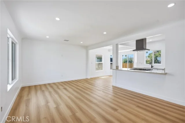 1433 N Neptune photo 2