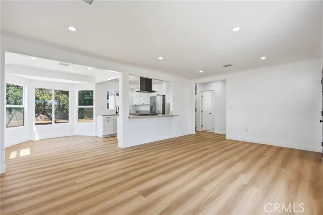 1433 N Neptune photo 3