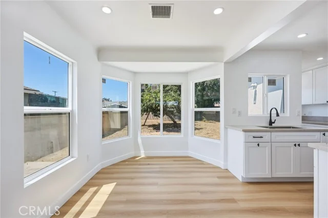 1433 N Neptune photo 4