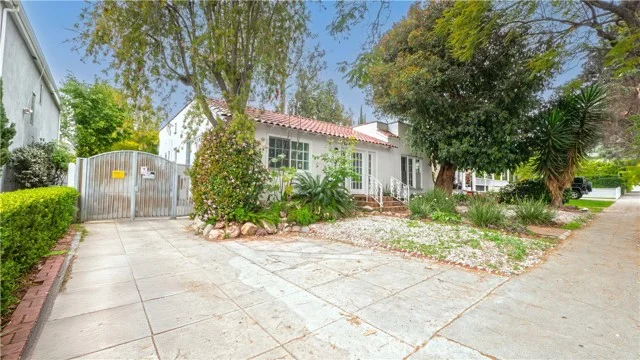 1541 N Stanley Avenue photo 2