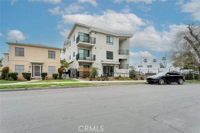 10652 Whipple Street photo 4