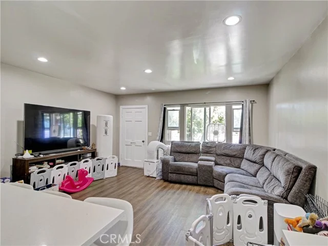5420 Manhattan Place photo 4
