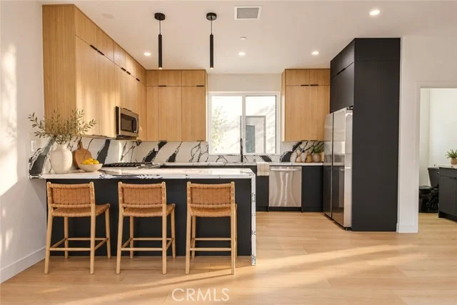 11730 Gilmore photo 4
