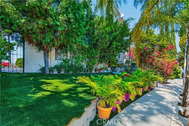 4537 Ellenita Avenue photo 5