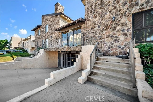 13412 Burbank photo 2