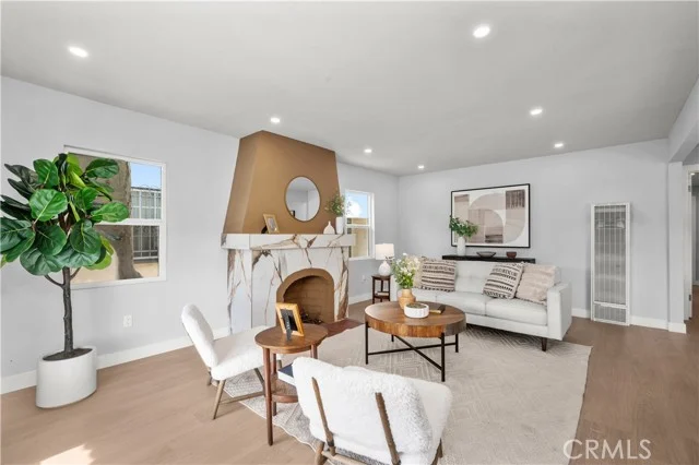 2049 W 71St Street photo 4