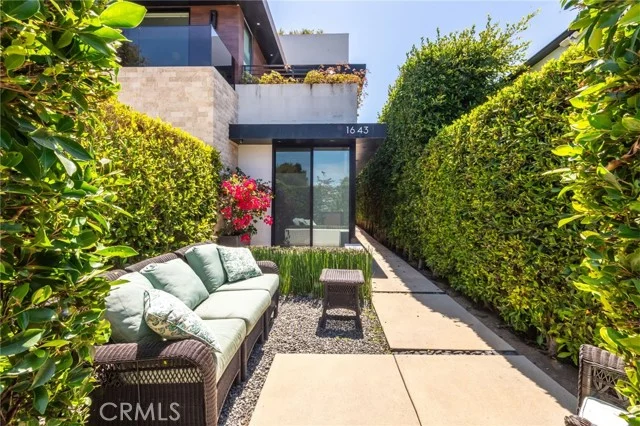 1643 S Carmelina photo 2