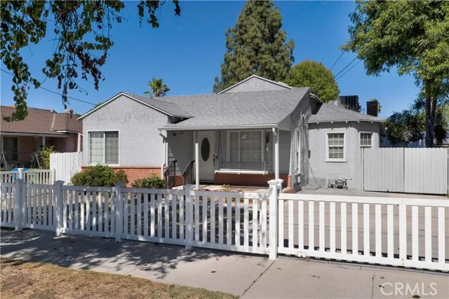 16819 Wyandotte Street photo 2