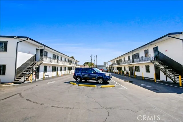 8711 Avalon photo 3