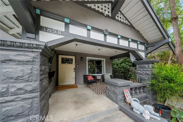3858 S Hobart Boulevard photo 2
