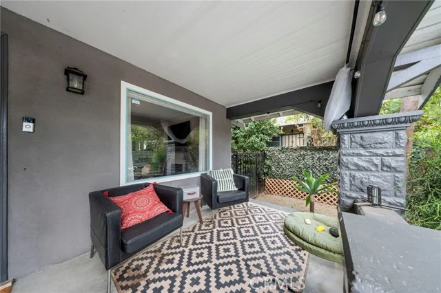 3858 S Hobart Boulevard photo 3