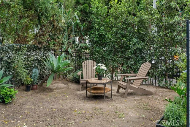 3858 S Hobart Boulevard photo 4
