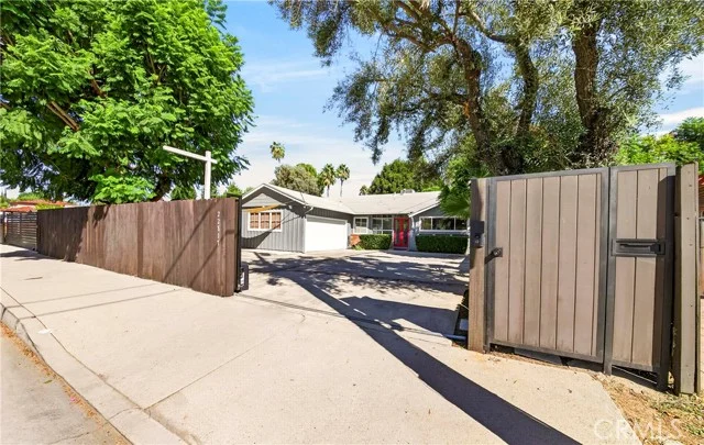 22817 Burbank Boulevard photo 4