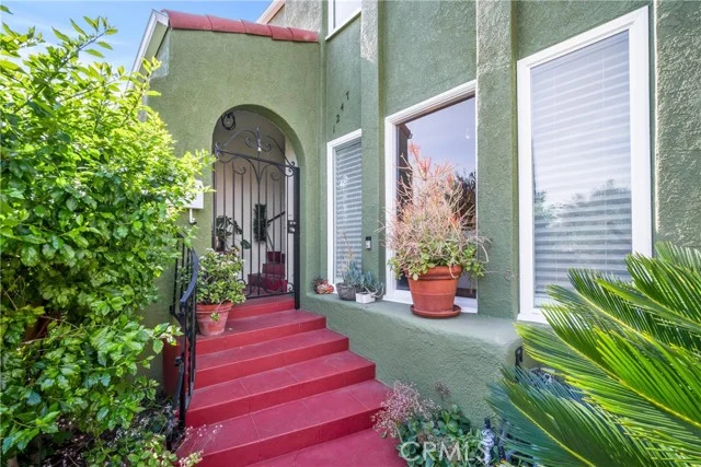 1245 S Hudson Avenue photo 4