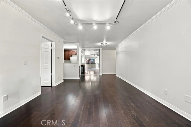 21400 Burbank #106 photo 5
