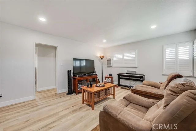 1802 E 53rd photo 3