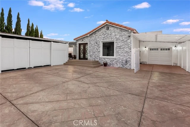 6917 Tyrone Avenue photo 3