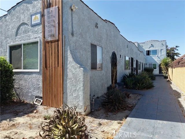 517 W 42nd photo 2