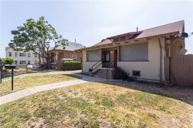 206 S Soto photo 2