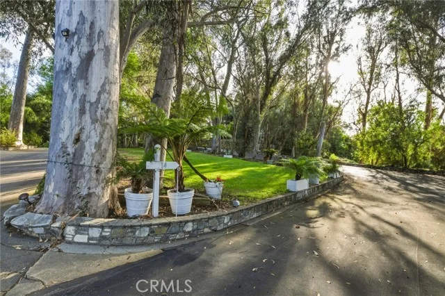 16 Johns Canyon Road photo 3