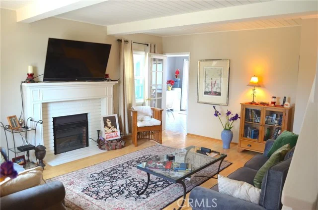 13827 Calvert Street photo 5