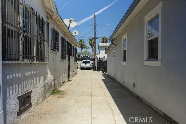1631 W 38th photo 4