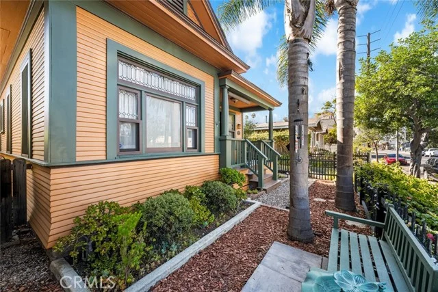 748 Daisy Avenue photo 3