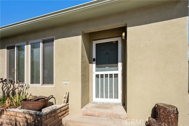705 E Janice photo 3