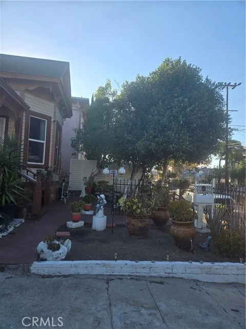 1460 W 23rd photo 2