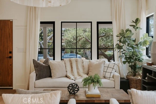 4633 Russell photo 2
