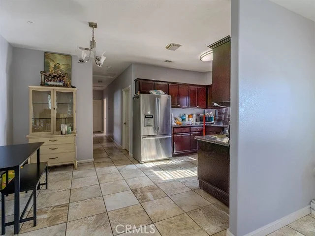 8632 S Fir Avenue photo 4