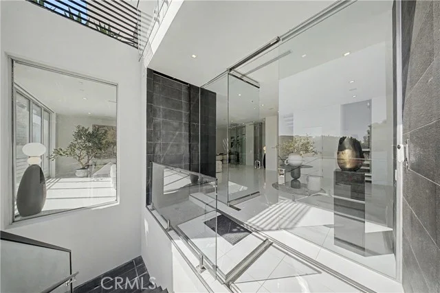 9459 Beverly Crest photo 2