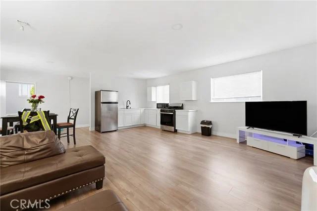 525 N Kenmore Avenue photo 5