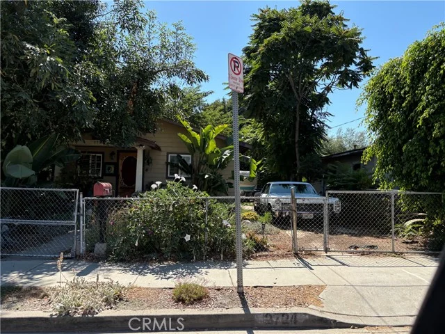 2724 Queen Street photo 2