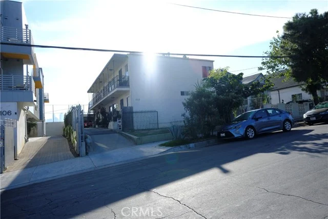 1110 S Kenmore photo 2
