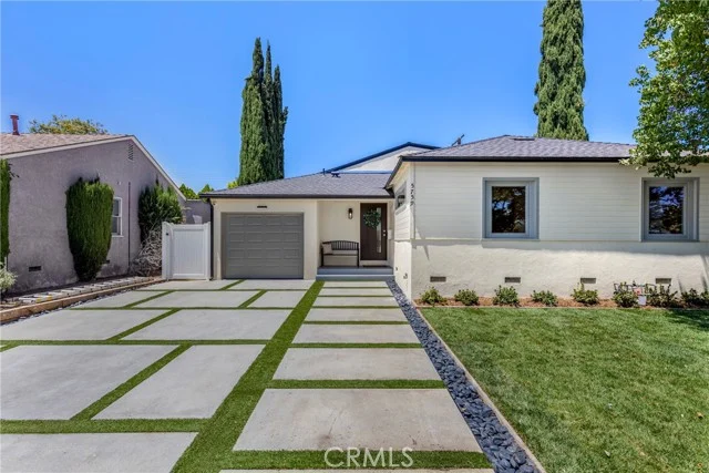 5759 Jamieson Avenue photo 2