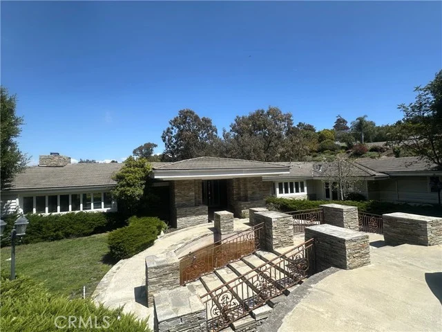 60 Crest Road E photo 3