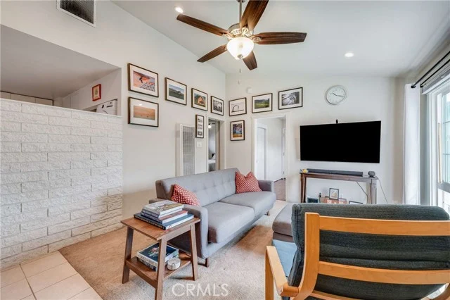 409 E Pleasant photo 3