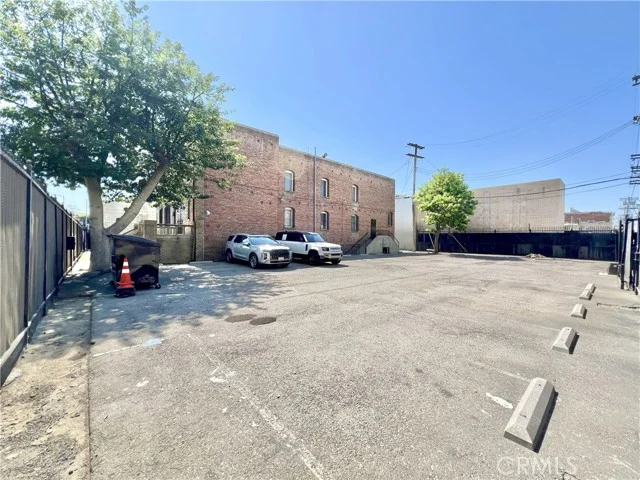 606 E 6th Street photo 3