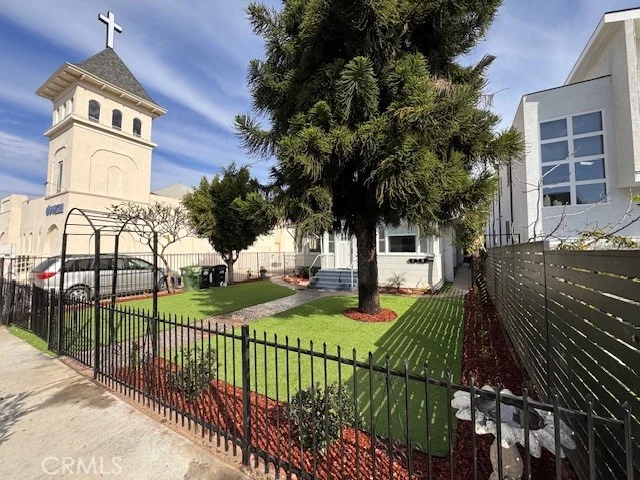1334 S Berendo Street photo 2