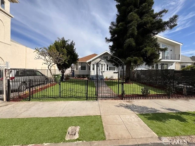 1334 S Berendo Street photo 3