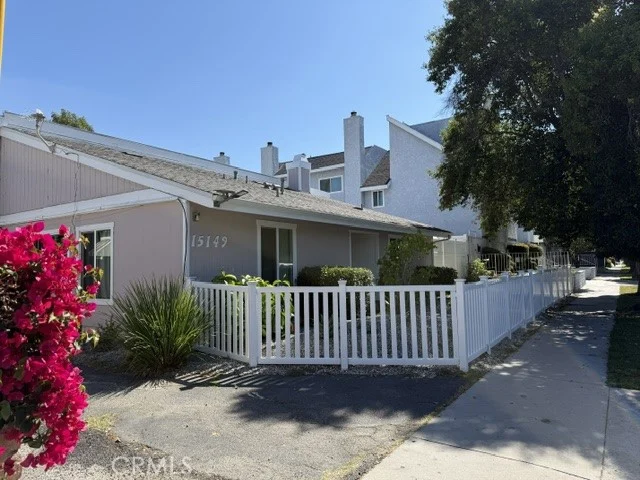 15149 Victory Boulevard photo 2