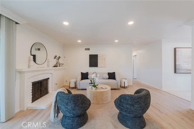 27945 Alvarez photo 3