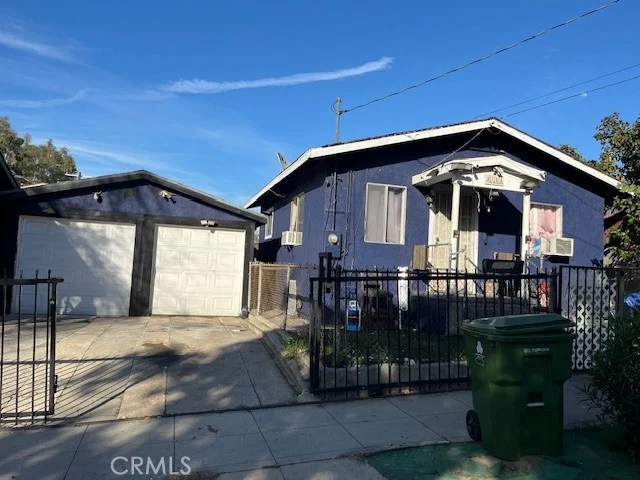 656 S Mott photo 3